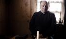 Doch Dorfpfarrer (Karl Fischer) beobachtet die Hebamme und ihr Tun mit Besorgnis. Er fürchtet, dass sie die Frauen im Dorf gegen ihre Männer aufwiegelt. Foto: ZDF/Christian Hartmann