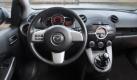 Klimaanlage, ein MP3-fähiges CD-Radio, das Multifunktions-Lenkrad und Leichtmetallfelgen machen den Mazda 2 Independence (ab 16.990 Euro) zu einem angenehmen Alltagsbegleiter. Foto: Mazda