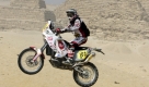 Zum Ende der Pharaonen-Rallye darf der Italienische Motocross-Sportler Ceci Paolo noch einmal am historischen Ensemble Gizehs vorbeispringen. Foto: ap