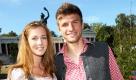 Thomas Mueller, Spieler des FC Bayern Muenchen, und seine Freundin Lisa posieren am Sonntag (04.10.09) in Muenchen (Bayern) auf dem Oktoberfest. Traditionell besuchen die Fussballer des Muenchner Erstligisten einmal Kaefers Wiesnschaenke. Foto: Alexander Hassenstein/ Pool/ ddp Foto: ddp