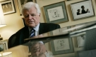 FILE - In this April 7, 2006 file photo, Sen. Edward Kennedy, D-Mass. gestures while discussing his upcoming new book America Back on Track, in his office on Capitol Hill in Washington. Kennedy, the last surviving brother in an enduring political dynasty and one of the most influential senators in history, died at his home on Cape Cod after a yearlong struggle with brain cancer. He was 77. (AP Photo/Pablo Martinez Monsivais, FILE) Foto: ap