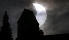 Partielle Sonnenfinsternis über einer Kirche: Die religiöse Rechte nutzt die Suche der Menschen nach Erklärungen aus, findet news.de-Redakteur Jan Grundmann. Foto: dpa