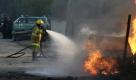 Ein irakischer Feuerwehrmann versucht ein Feuer in Bagdad zu löschen. Drei Autobomben sind in der Innenstadt Bagdads explodiert, wobei mindestens vier Menschen ums Leben kamen.  Foto: dpa