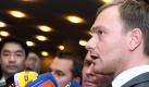 Die FDP hat ihren früheren Generalsekretär Christian Lindner (r) zum Spitzenkandidat der FDP bei der Landtagswahl in NRW gekürt. Foto: Caroline Seidel Foto: dpa
