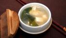 Jetzt wird es etwas gewöhnungsbedürftiger: In Japan kommt neben Reis und Fisch auch Misosuppe auf den Tisch. Die Japaner lieben es also pikant. Beim Gedanken an Nougatbrötchen und Pfannkuchen würde sich ihnen wahrscheinlich der Magen umdrehen. Foto: iStockphoto