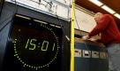 ARCHIV: Ein Mitarbeiter im Zeitlabor der Physikalisch-Technischen Bundesanstalt (PTB) kontrolliert  in Braunschweig die Atomuhr CS2 (Foto vom 25.10.07). Die Atomuhr in Braunschweig wird auch am Sonntag (28.03.10) wieder die Umstellung auf die Sommerzeit steuern. Saemtliche Funkuhren in Deutschland werden sich dann, wenn in der Nacht die Uhren von 2.00 Uhr auf 3.00 Uhr vorgestellt werden, nach der atomgesteuerten Uhr in der Physikalisch-Technischen-Bundesanstalt (PTB) die neue Zeit vorgeben lassen. (zu ddp-Text) Foto: Nigel Treblin/ddp Foto: ddp