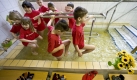 Neben der Bewegung im Freien helfen gegen Wind und Wetter auch kneippsche Anwendungen, wie etwa Wassertreten. Foto: dpa