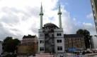 Die neu bemalten Minarette der Centrum-Moschee in Hamburg. In einer spektakulären Aktion erklärte der Künstler Boran Burchhardt die beiden 20-Meter-hohen Türme zum Kunstprojekt und bemalte sie mit grün-weißen Sechsecken. Vor den Augen zahlreicher Mitglieder der Gemeinde wurden die beiden 7,5 Tonnen schweren Türme am Sonntag wieder aufgestellt. Foto: dpa