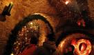Besucher betrachten Weihnachts- und Adventsgebinde von Thüringer Floristen in der Ausstellung «Florales zur Weihnachtszeit» in den Kellergewölben unter dem Domberg in Erfurt. Foto: dapd