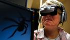 Eine Journalistin betrachtet im Universitätsklinikum Münster eine virtuelle Spinne durch eine 3D-Brille, während das gleiche Bild zusätzlich für einen Therapeuten auf einem Computermonitor zu sehen ist. Die Universität stellte im Rahmen einer Pressekonferenz eine neue Phobie-Therapie vor. Foto: dpa