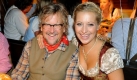 Längst Stammgäste auf den Wiesn sind ebenfalls Martin Krug und Freundin Verena Kerth. Doch dieses Jahr gab es eine Premiere: Der Ex von Veronica Ferres und die Ex von Oliver Kahn feierten erstmals als Liebespaar. Foto: dpa