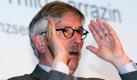 Der Autor und frühere Berliner Finanzsenator Thilo Sarrazin (SPD) spricht beim wirtschaftspolitischen Frühstück der Industrie und Handelskammer (IHK) in Berlin. Dort hielt der umstrittene Autor einen Vortrag zum Thema Demografie, Einwanderung und die deutsche Zukunft.  Foto: dpa