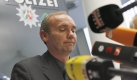 Wolfgang Siegmund, Leiter der Mordkommission, teilte am 3. Oktober mit, dass Kassandras Peiniger festgenommen wurde. Gegen den 14-Jährigen wurde Haftbefehl erlassen - wegen versuchten Mordes. Die Ermittler sind fassungslos ob der Kaltschnäuzigkeit, mit der der Junge auf die Vorwürfe reagierte. Der Jugendliche soll sogar unmittelbar nach der Tat zum Tatort zurückgekehrt sein und sich scheinheilig an der Suche nach Kassandra beteiligt haben. Foto: dpa