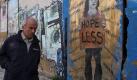 Von Sorgen gebeugt geht ein Mann an einem Rezessions-Graffiti in Athen vorüber. Foto: Orestis Panagiotou Foto: dpa