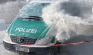 Einen Güllewagen mit rund 14.000 Litern Milch lassen Milchbauern an der Pforte zum Kloster Helfta in Eisleben (Sachsen-Anhalt) auslaufen, ein Polizeifahrzeug bleibt von der Dusche nicht verschont. Nach eigenen Angaben nehmen an der Protestaktion rund 200 Milchbauern aus dem gesamten Bundesgebiet teil. In dem Kloster tagen seit gestern die Agrarminister von Bund und Ländern. Zentrales Thema ist die Krise auf dem Milchmarkt.
 Foto: dpa