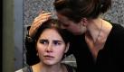 Amanda Knox - links im Bild mit ihrer Schwester Deanna während einer kurzen Pressekonferenz am Flughafen in Seattle - ist wieder zu Hause. Knox war Montagabend in Italien freigesprochen worden. Sie stand unter Verdacht, ihre britische Zimmergenossin brutal ermordet zu haben. Foto: dapd