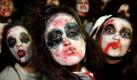 Am letzten Abend der Karneval-Feierlichkeiten ziehen im Südosten von Mazedonien gruselig geschminkte Gestalten durch dir Straßen der Stadt Strumica.  Foto: dapd