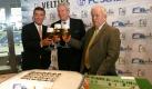 Auf Schalke ist sogar das Stadion nach einem Bier benannt. In der Veltins-Arena werden pro Spieltag 30.000 Liter Pils verkauft - an 35 Kiosken, aus 126 Zapfhähnen und über ein fünf Kilometer langes Leitungssystem. Die Partnerschaft zwischen dem FC Schalke (links der damalige Manager Rudi Aussauer, rechts der heutige Ehrenpräsident Gerd Rehberg) und der Brauerei (in der Mitte Michael Huber, Veltins-Generalbevollmächtigter) wurde 2005 geschlossen und läuft bis 2015 - mit einer Option auf weitere fünf Jahre.  Foto: obs/Brauerei Veltins
