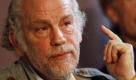 Der US-Schauspieler John Malkovich spricht am Sonntag in Hamburg während einer Pressekonferenz zum Theaterstück The infernal Comedy - Confessions of a serial killer. Das Musiktheaterstück mit Malkovich in der Hauptrolle wird im Rahmen der Reihe Elbphilharmonie Konzerte am Sonntagabend um 20 und 23 Uhr aufgeführt. Foto: ddp