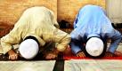 Mit dem traditionellen Fest Eid al-Fitr endete gestern der Fastenmonat Ramadan. Muslime in der ganzen Welt beenden damit das heilige Fasten mit dreitägigen Feierlichkeiten. Diese beiden Gläubigen beten in Peshawar, Pakistan.  Foto: dpa