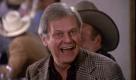 Ken Kercheval war Cliff Barnes: Cliff Barnes war der große Gegenspieler von J.R. Noch heute bekämpfen sie sich in einem Werbespot für Solarenergie. Der Sohn von Digger Barnes versuchte im Verlauf der gesamten Serie, die Ewings zu bekämpfen. Er tat dies, um das Unrecht, das Jock Ewing seinem Vater angeblich angetan hat, zu rächen. Wie Hagman trat auch Kercheval in einer deutschen TV-Serie - Geld, Macht, Liebe - in einer Gastrolle auf. Der starke Raucher, der seinen Lungenkrebs überstand, engagiert sich für die Krebsfrüherkennung und ist wegen einer Multiple-Sklerose-Erkrankung zeitweilig an den Rollstuhl gebunden. Foto: dpa