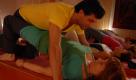 Besonderen Schülerinnen wie Dr. Bach (Maren Kroymann) lässt Yoga-Trainer Ronnie (Kai Schumann) ganz besondere Aufmerksamkeit zuteil werden. Foto: ZDF