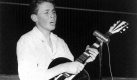 Selbst noch fast ein Kind, prägte Rock'N'Roll-Sänger Peter Kraus die Jugendkultur der 1950er Jahre. Zum ersten Mal rebellierte die Jugend, laute Gitarrenmusik und Jeanshosen wurden populär. Foto: dpa