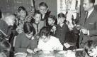 Großer Andrang am Weltspartag 1963: Kinder leeren in einer Sparkasse ihre Spardosen aus. Die Idee zum Weltspartag wurde 1924 beim Sparkassenkongress in Mailand geboren. Damals war klar: Man muss etwas tun, um den Spargedanken zu befördern, erläutert Michaela Roth vom Deutschen Sparkassen- und Giroverband (DSGV) in Berlin. Der Erste Weltkrieg und seine Folgen, Wirtschaftskrise und Inflation sorgten für Unsicherheit. Foto: Deutscher Sparkassen- und Giroverband