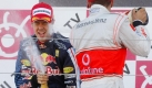 Sebastian Vettel (l.) und Lewis Hamilton lassen auf dem Podium die Sektkorken knallen. Das Ritual nach Rennen macht offensichtlich immer wieder Spaß. Foto: dpa