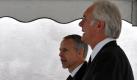 ...Moderator Harald Schmidt (vorn) und Produzent Fred Kogel, die auch zu den rund 600 Gästen zählten. Foto: dpa