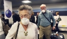 Am Donnerstag feiern die Amerikaner Thanksgiving. Unter den Menschen, die dafür zu ihren Familien reisen, grassiert die Angst vor der Schweinegrippe. Dieses Paar am Flughafen Boston trägt vorsorglich Atemschutzmasken. Foto: ap
