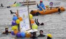 So durchgeknallt kann doch niemand sein. Doch, in der Tat. Beim 43. Donauschwimmen kämpften sich die Teilnehmer durch das drei Grad kalte Wasser. Die rund 20 Eisschwimmer starteten von Neuburg aus und schwammen nur mit Badehose oder Bikini bekleidet eine etwa 500 Meter lange Strecke. Die anderen Schwimmer in Neoprenanzügen waren zum Teil zusätzlich mit bunten Kostümen verkleidet. Einige hatten ähnlich wie bei einem Faschingsumzug selbst gebastelte Flöße dabei. Zu ihrer Sicherheit wurden die winterlichen Wassersportler von Rettungsbooten begleitet. Foto: dapd