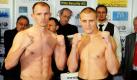 Der deutsche Boxer Jürgen Brähmer und sein russischer Gegner Dmitry Sukhotsky während des offiziellen Wiegens in Schwerin. Am Samstag werden die Beiden um den Titel im Leichtgewicht kämpfen.  Foto: ap