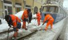 Stadtangestellte befreien am Mittwoch (24.01.2007) in München (Oberbayern) mit Schneeschaufeln und Hitze die vereisten Trambahnweichen, damit die feststehenden Straßenbahnen weiterfahren können. Schneetief «Malte» sorgt seit der vergangenen Nacht für frostige Temperaturen, lebhaften Nordwind und Schneeverwehungen.
 Foto: dpa