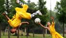 Diese Schüler sind wahre Überflieger: Junge Shaolin-Mönche spielen an der Tagou-Wushu-Schule in der chinesischen Stadt Dengfeng Fußball. Erst kürzlich durften die Schüler ihre eigene Schulmannschaft gründen und treten nun in kleinen Turnieren gegen andere Schulen an. Foto: ap