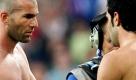 Echte Hingucker sind traditionell die Portugiesen: Zinedine Zidane (links) bringt Luis Figo zum Trikottausch.
 Foto: dpa