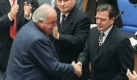 Die Wende der Wende: Nach 16 Jahren an der Macht fllt Bundeskanzler Helmut Kohl 1998 der Abschied schwer. Nach der verlorenen Bundestagswahl gratuliert der dienstlteste Regierungschef der Bundesrepublik im Bonner Bundestag seinem Nachfolger Gerhard Schrder (SPD). Hinten applaudiert der damalige SPD-Chef Oskar Lafontaine. Foto: dpa