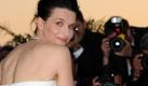 Die Promi-Geburtstage vom 09. März 2011: Juliette Binoche
Vorspann:	
Text:	
Berlin (dpa) - Vielleicht liegt es an ihrem Blick, möglicherweise auch an ihrem Lächeln oder an ihrer Natürlichkeit gepaart mit einem Hauch von Geheimnis - auf jeden Fall bezaubert Juliette Binoche in fast jeder ihrer Rollen. 

Heute wird die gebürtige Pariserin, Tochter eines Bildhauers und einer Lehrerin, 47 Jahre alt.

Seit Jahren wird sie als Franreichs große Leinwand-Göttin verehrt, denn sie versteht sich auf die hohe Kunst, sich ihre Rollen mit Bedacht auszusuchen und dann mit Leib und Seele in die Charaktere einzutauchen. Und sie kann Nein sagen. Dem US-Regisseur Steven Spielberg (64) hat sie beispielsweise seinerzeit gleich zwei Filme abgesagt, «Jurassic Park» und «Schindlers Liste».

Ihre bisherige Karriere sei eine Gratwanderung zwischen großen US-Produktionen und europäischen Arthouse-Filmen gewesen, heißt es beim «Filmreporter». Auch wenn sie langsam auf die 50 zugeht, hat sie ihren mädchenhaften Charme bis heute nicht abgelegt. Wer sie als Marie in der romantischen Komödie «Dan - Mitten im Leben!» (2007) des US-Regisseurs Peter Hedges (48) gesehen hat oder sich daran erinnert, wie sie in «Chocolat» Johnny Depp (47) betört, wird wahrscheinlich zustimmen, dass sie bestenfalls weiter gewachsen ist.

Jean-Luc Godard (80) hatte sie für «Maria und Joseph» als 21-Jährige vor die Kamera geholt. «Der Spiegel» attestierte ihr damals «beredtes Schweigen als Versucherin.» In der Kundera-Verfilmung «Die unerträgliche Leichtigkeit des Seins» (1987) spielte sie die Ehefrau, in Louis Malles Beziehungsdrama «Das Verhängnis» (1992) die Freundin des Sohnes, die ein Verhältnis mit dem Vater (Jeremy Irons) eingeht.

Prägend war für sie auch die Zusammenarbeit mit Léos Carax (50), mit dem sie von 1986 bis 1991 zusammen war. Außer dem Thriller «Die Nacht ist jung» (1986) quälten sich die beiden drei Jahre lang mit der Produktion von «Die Liebenden von Pont-Neuf» (1991). Resultat war ein bewegender Film, in dem Binoche die halb erblindete Clocharde Michèle spielt. Resultat war aber auch das Ende der Beziehung zwischen Hauptdarstellerin und Nachwuchsregisseur.

In Krzysztof Kieslowskis «Drei Farben: Blau» (1993) etablierte sie sich endgültig als internationaler Star. Dann pausierte sie, um 1994 ihren Sohn Raphael auf die Welt zu bringen. Für die Darstellung der kanadischen Lazarettschwester Hana, die sich 1996 hingebungsvoll um den «Englischen Patienten» (Ralph Fiennes, 48) kümmerte, bekam sie schließlich einen Oscar in der Kategorie «Beste Nebendarstellerin». 

Im Zuge der Dreharbeiten zu Rappeneaus Historiendrama «Der Husar auf dem Dach» (1995), dem angeblich teuersten französischen Film aller Zeiten, lernte sie Kylie Minogues späteren Lover Olivier Martinez (45) kennen und lieben. Sein Nachfolger wurde Benoît Magimel, der zehn Jahre jünger als Binoche ist, und mit dem sie seit 2000 eine kleine Tochter hat: Hannah.

Juliette Binoche lebt heute mit ihren beiden Kindern in der Nähe der französischen Hauptstadt in einem Landhaus.

NAME

BERUF

ALTER

GEBURTSDATUM

GEBURTSORT

GEBURTSLAND Foto: dpa