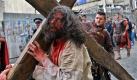 Jesus in Bukarest: Schauspieler stellen die Kreuzigung im historischen Zentrum der rumänischen Hauptstadt nach. Foto: Robert Ghement Foto: dpa