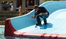 Pruefingenieur des TUeV Thueringen Chris-Norman Beyer ueberprueft am Freitag, 30. Mai 2008, im Waldbad Blankenhain eine Wasserrutsche. Durch die jaehrliche Kontrolle soll sichergestellt werden, dass bei sachgemaesser Benutzung keine Unfaelle und Verletzungen entstehen und viel Badespass vorhanden ist. (AP Photo/Gordon Schmidt) --- An engineer of the TUeV Thueringen Chris-Norman Beyer checks a water-slide in the outdoor swimming pool in Blankenhain, Thueringia on Friday, May 30, 2008. The annual inspection helps to prevent accidents and injuries. (AP Photo/Gordon Schmidt) Foto: ap