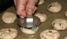 Spontan greift der Bäcker eine Hand voll Rosinen aus dem Regal und macht schnell noch ein paar Rosinenbrötchen. Die bekommen mit dem Semmel-Stempel auch ihr eigenes Aussehen und werden dem Gast für den Nachhunger auf dem Nachhauseweg zugesteckt. Foto: news.de