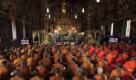 In stillem Gedenken: Im Emerald Buddha Tempel in Bangkok beten buddhistische Mönche für die Opfer der Flut. Die Wassermassen haben seit Ende Juli fast ein Drittel der thailändischen Provinzen erreicht. Auch Thailands Hauptstadt Bangkok ist betroffen. Foto: dapd