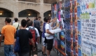 Konkurrenz: Whrend des Sonars finden viele andere Partys in Barcelona statt. Die Veranstalter wollen von den Tausenden Techno-Jngern in der Stadt profitieren. Sie verteilen Werbezettel vor den Eingngen des Sonar und bekleben die Zune mit Postern. Foto: news.de