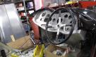 Und so hauchten Leno's Techniker Jim Hall und Bernhard Juchli dem Showcar auf Plattform einer Corvette einen automobilen Odem ein. Die Honeswell-Turbine im Heck leistet mehr als 700 PS und 800 Nm Drehmoment. In den Griff bekommt Leno das mit einer Viergang-Automatik aus dem Hause GM. Mit Bioethanol betankt, schafft der EcoJet 250 km/h Spitze. Wenn es traditioneller sein soll, hat Leno immer noch eines der wenigen Chrysler Düsenautos in der Garage. Foto: press-inform