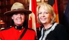 Die Bundesratspräsidentin und Ministerpräsidentin von Nordrhein-Westfalen, Hannelore Kraft (SPD, rechts), posiert in Toronto (Kanada) neben einem weiblichen Mitglied der Royal Canadian Mounted Police. Im Rahmen ihrer Aufgaben als amtierende Bundesratspräsidentin besuchte sie das nordamerikanische Land, um sich ein Bild von verschiedenen sozialen Projekten zu machen und sich über «Ansätze einer vorbeugenden Politik zu informieren».  Foto: dapd
