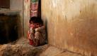 Kinder sitzen in Karachi außerhalb ihres Elternhauses während sie warten, dass die paramilitärischen Truppen, die gerade unterwegs sind, das Haus verlassen. Die pakistanischen Truppen gehen von Haus zu Haus und verhaften Dutzende von Männern in einem unruhigen Viertel Karachis. Mit der Razzia soll die ansteigende Gewaltrate in der größten Stadt des Landes aufgehalten werden. Foto: dapd