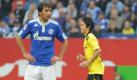 Wer ist hier der Star? Dortmunds Schnäppchen Shinji Kagawa (rechts) erzielte gegen Schalke seine Saisontreffer zwei und drei. Bei Schalkes Weltstar Raúl steht noch die Null. Foto: dpa