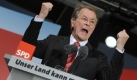 Im November 2007 legte Müntefering seine Ämter nieder und zog sich aus der Politik zurück, um seine an Krebs erkrankte Frau zu pflegen. Nach ihrem Tod kehrte er aber im Oktober 2008 zurück, um erneut als Bundesvorsitzender der kriselnden SPD aus dem Umfragetief zu helfen. Doch sein Talent als Wahlkämpfer reichte am Ende nicht mehr aus... Foto: news.de