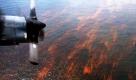 Wie Feuerstreifen im Wasser  Ölspuren ziehen sich durch den Golf von Mexiko. Das Öl stammt von der versunkenen Ölbohrinsel vor dem US-amerikanischen Bundesstaat Louisiana. Foto: ap