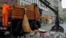 Mitarbeiter der Berliner Stadtreinigung (BSR) entsorgen auf einer Straße im Stadtteil Kreuzberg den Muell. In Berlin und Hamburg ist es am 1. Mai wieder zu Ausschreitungen gekommen.
 Foto: ddp